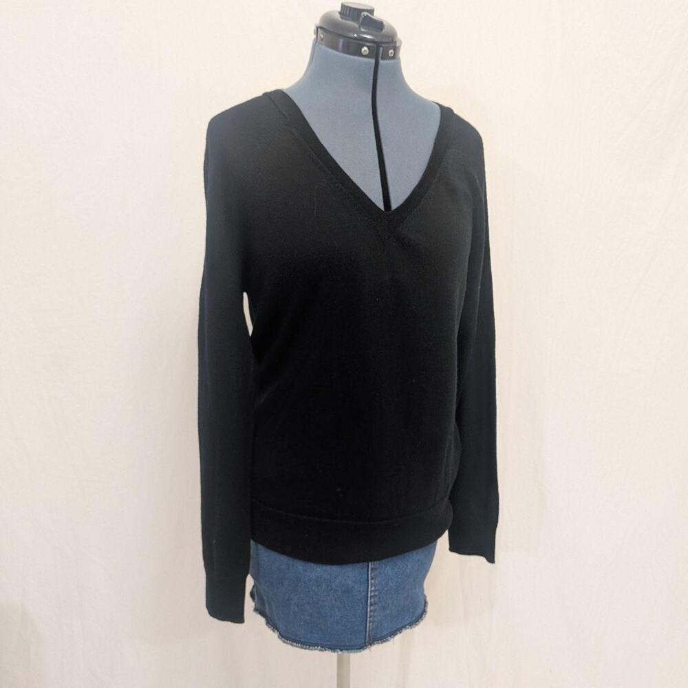 Banana Republic black 100% merino wool V‑neck sweater, size L Made in Vietnam